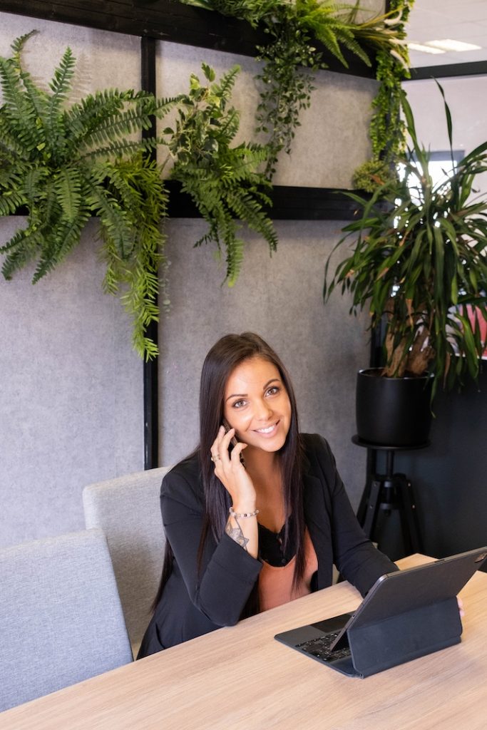 portrait femme entrepreneure par agence lucile aime lyon